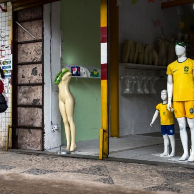 2014-06-18  FIFA BRASIL 2014, SCHAUFENSTER EINE SPORTGESCHÄFTS, Salvador Bahia